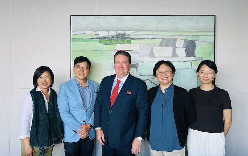 researchers posing with US ambassador to Vietnam, Marc Knapper